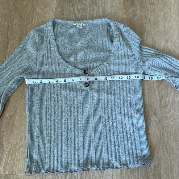 Aeropostale Long Sleeve Gray Knit Crop Top Size M low neck button detail - Picture 8 of 9